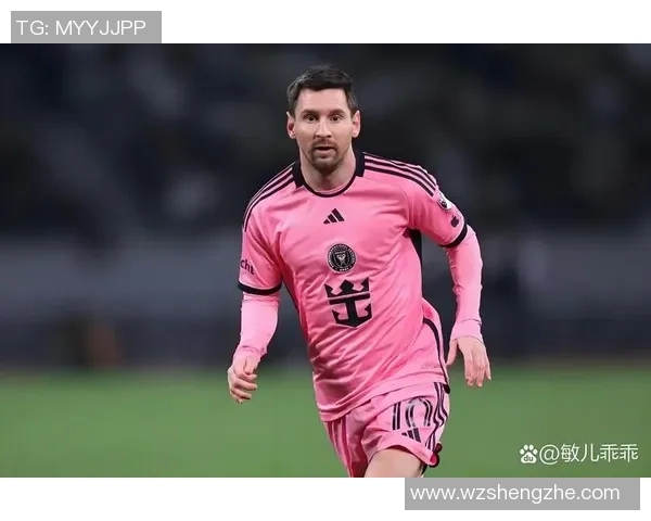 《全球足球明星的荣耀之路：从草根到巅峰的传奇旅程》