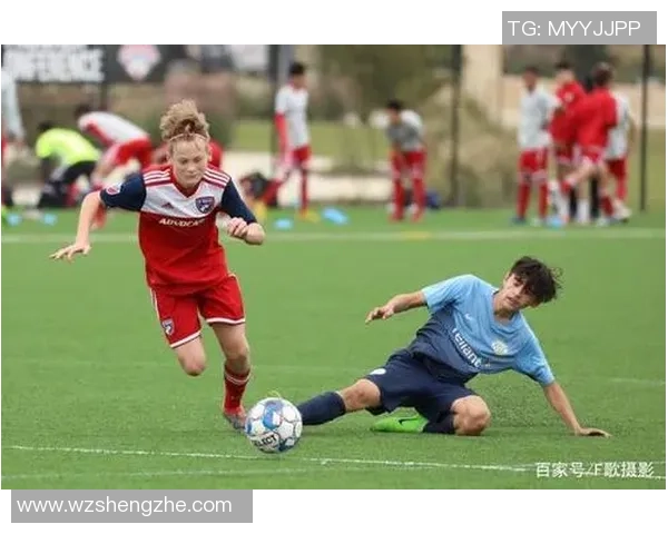 《足球巨星的传奇人生与赛场风云：从少年到冠军的成长故事》