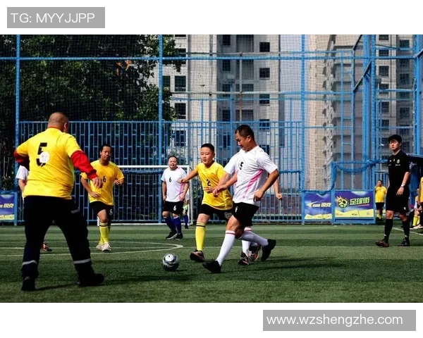 《走进绿茵场，体验足球明星的训练与比赛日常》